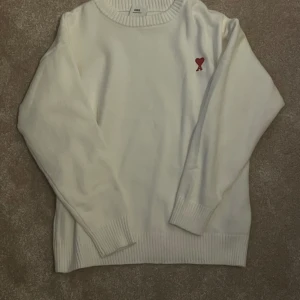 Ami Paris tröja - Hej säljer nu denna stickade ami Paris tröjan. Tröjan är i nyskick och har inga fläckar eller tecken på användning. Hör gärna av er vid fler frågor.