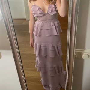 Balklänning  - Säljer denna balklänning från true decadence endast använd en gång förra året😊❤️