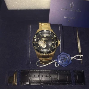 Maserati limited edition gold diamonds automatiskt klocka - Original pris är 10619kr, säljs för 4000kr. Är i mycket gott skick. Meddela för mer detaljerad specifikationer. Kvitto och certifikat finns. Lite mer än 1 år garanti kvar.