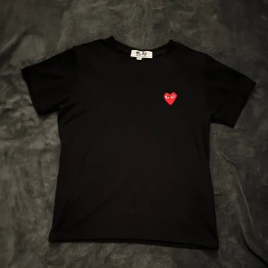 Cdg play t shirt  - 10/10 skick säljer pågrund av att jag håller på rensa mitt garderob 