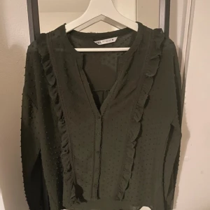 Zara blus  - Mörkgrön blus från zara, använd en gång, storlek xs/34 men skulle säga att den passar s/36 också🌸🤍🤩