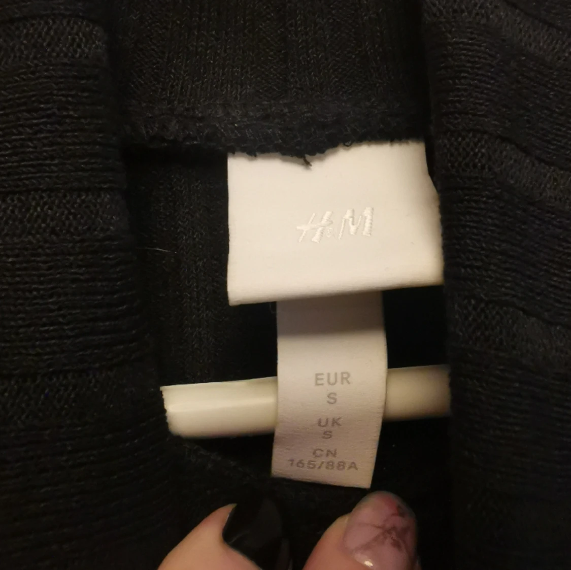 Finstickad tajt klänning med lite polokrage - 90