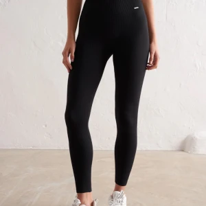 Aimin  - Hej har dessa 2 tränings byxor till salu. Är helt nya med etiketter kvar. Båda är i storlek S  700kr för båda  Första bilden är såld 