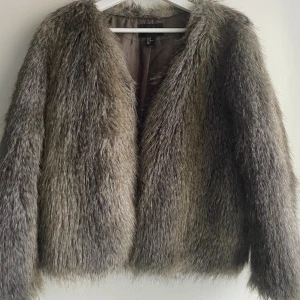 Pälsjacka - Säljer denna SÅ fina pälsjacka då jag inte har plats för fler😣 Storlek 40 (passar som M) kom privat vid intresse!!💗💗