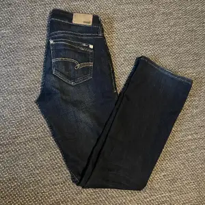 Superfina lågmidjade bootcut Mavi jeans i storlek 25/30. Köpta på Plick men bara använda fåtal gånger av tidigare ägare och oanvända av mig. Hör av dig ifall du har fler frågor💕💕 vid snabb affär kan pris diskuteras🩷