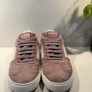 Valentino flycrew  - Tjena, säljer ett par super snygga Valentino flycrew dom är i färgen ljus rosa/ beiga, dom är i storlek 40 men passar mig som har 41! Skorna saknar endast en nit! Jag har tyvärr inget og! Hör av er vid frågor & intresse! Mvh Hugo🤝