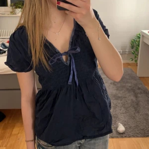 Blus  - Jättegullig marinblå blus. Säljer pga att den är för stor för mig vilket är jättesynd. Banden är i siden. Bra skick, inga hål eller fläckar 