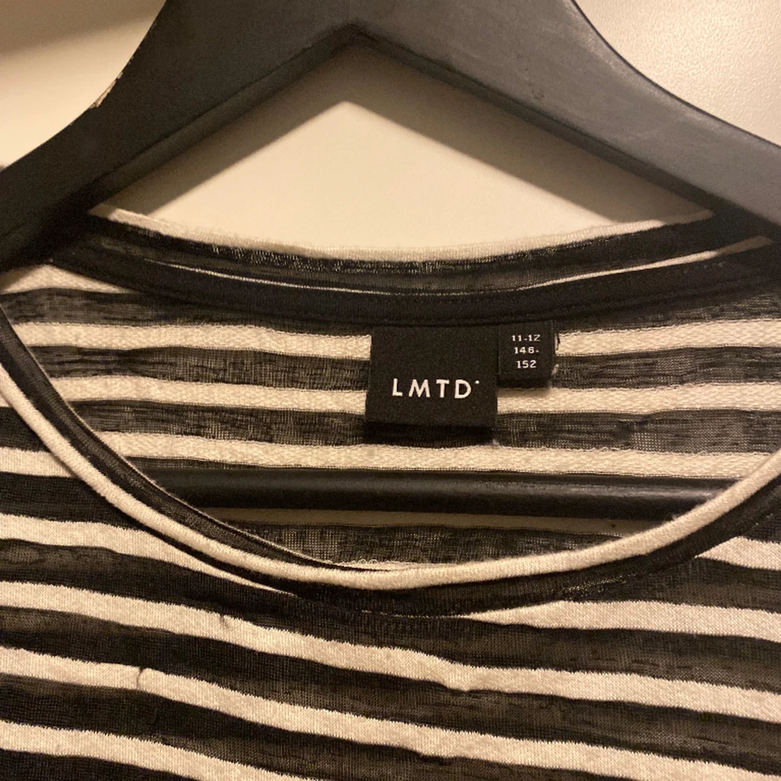 Randig kortärmad topp med volang ärm från LMTD! - 90