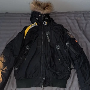 Äkta Parajumper Jacka storlek M - Använd endast en vinter och under regn 1 gång Storlek M Köpt för 5000kr  Mitt pris 1500kr