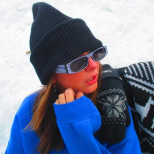 ”Glittriga” solglasögon! - AFTERSKI! Svarta solglasögon med ”glitter” eller rhinestones i en smalare modell😎