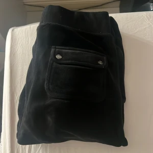 Juicy byxor - Använda fåtal gånger så byxorna är fortfarande i bra skick. Köpta på juicy’s egna hemsida för 1100kr. Kan gå ner i pris vid snabb affär:)