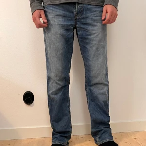 Timberlandbyxor  - Timberlandbyxor W32 innerlängd 85 cm.  Modellen är 186 cm. Fint skick.  Nypris 1199kr och nu endast 399kr