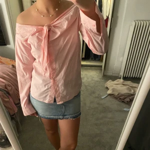 Rosa blus - Fin rosa skjort/blus. Offshoulder som man knyter där fram. 