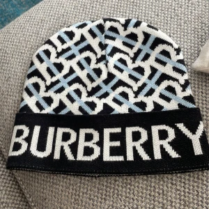 Burbery mössa  - Hej säljer en burbery mössa helt ny jätte fin och skön pris kan diskuteras 