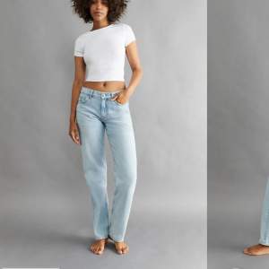 Säljer dessa ljusblåa lågmidjade jeans från Gina då jag har dubbletter💗 passar både 34 och 36 Ordinarie pris 499 Slutsålda online