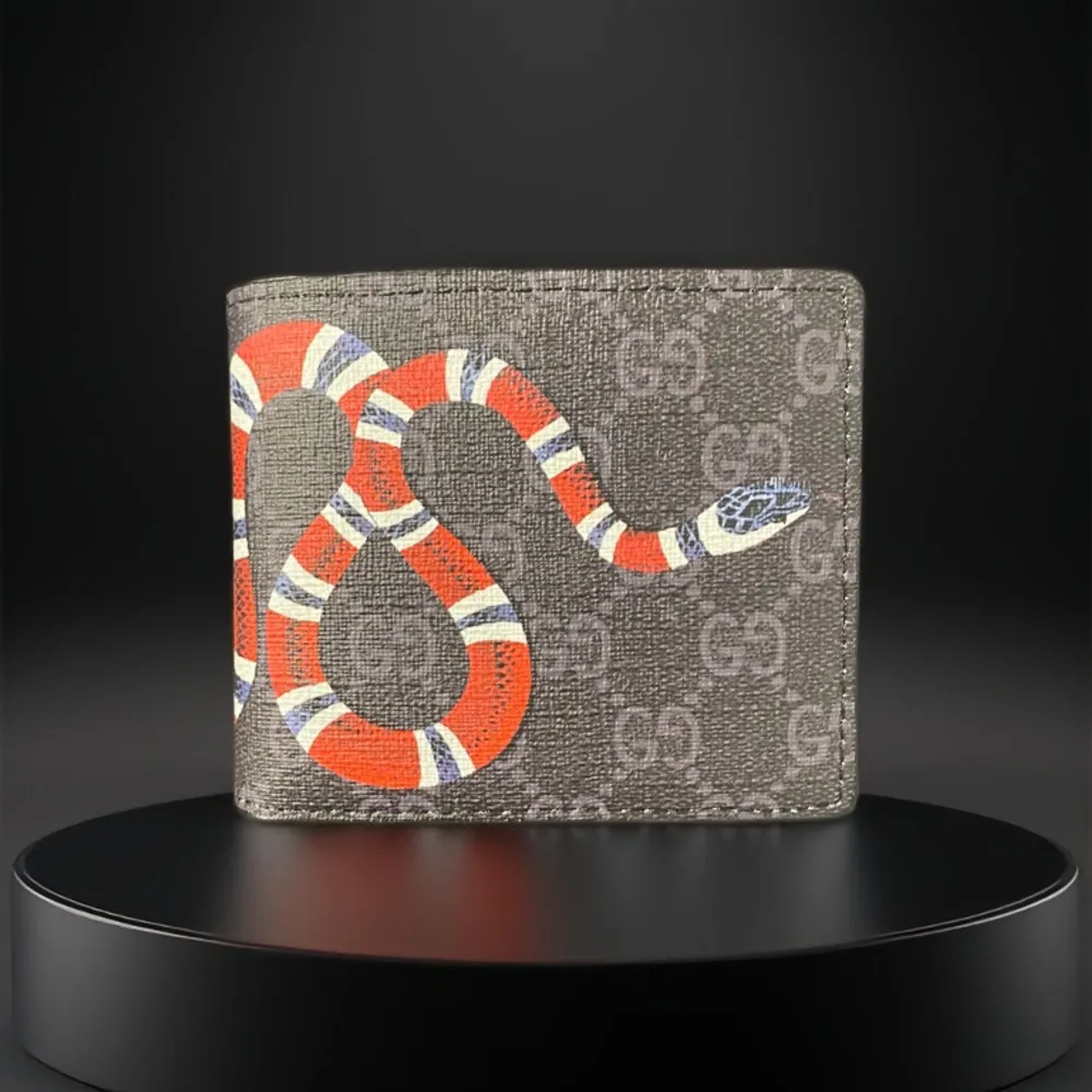 1:1 Svart Gucci plånbok A-kvalite inget fel på den, ser helt felfri ut! 😊. Accessoarer.