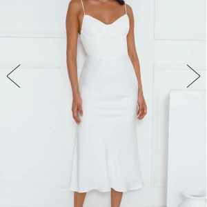 Vit klänning  - Säljer en vit klänning som var tänkt till studenten men storleken passade inte mig och nu går den inte o skicka tillbaka!  Nypris 1 050kr! 