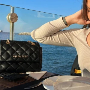 Valentino väska - Axelremsväska, valentino. Bra skick, endast använd ett få par gånger. Får plats med mycket. SNYGG SNYGG SNYGG 🥰 köpt för 1025kr men säljer för 550. Pris går att diskutera vid snabb affär:)