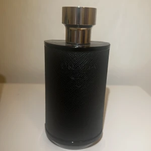 Prada parfym - Endast prövad  MAX 2 sprut Prada lhomme intense Kan mötas inom Stockholm