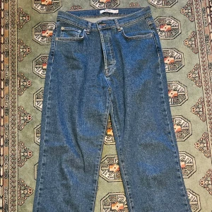 Mjuka Nakd byxor  - Säljer favoritbyxor. Hade en kort tid. Inget som passar till de. Lite hårt i midja. Tre knappar. Syns ej. Kan ta mer bilder i bättre ljus. Supermjuka. Luftiga. St 38. Medium. Möts i Gbg. 70kr. Jag är 168cm.  