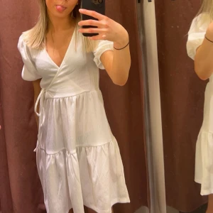 Vit klänning - Superfin vit klänning från Gina Tricot som är perfekt till studenten eller skolavslutningen. Använd 1-2 gånger och inga defekter💕Säljs då den är lite för stor!