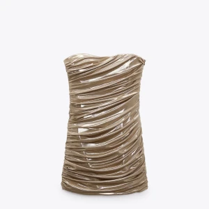 Gullig klänning från zara - Säljer denna guldiga skit snygga klänning från zara i storlek xs då den inte kommer till användning längre. 