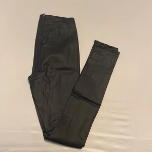 Byxor  - Snygga tights i skinnimitation. 