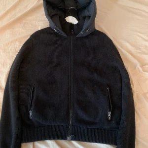 Moncler cardigan - Hej! Säljer nu min sjukt eftertraktade  moncler cardigan som jag använt i cirka 3 månader! Skick 9/10! 
