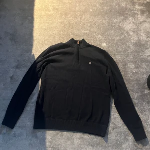 Morris half zip - Säljer min Morris half zip. Storlek L  Nyskick använd 2-3 gånger Nypris ligger runt 1700kr  Mitt pris 1000kr