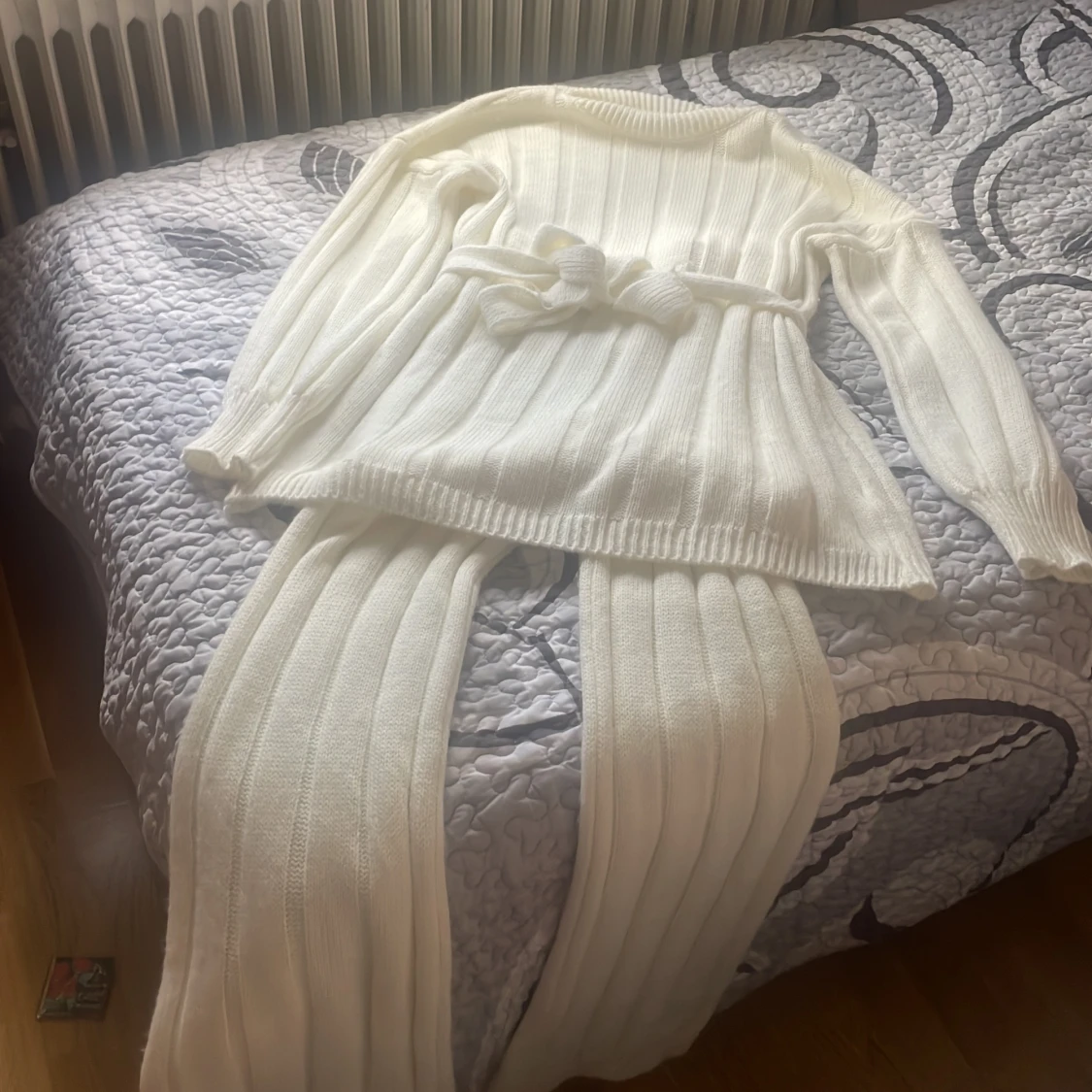 Ett jätte fint vitt stickat set storlek M - 90