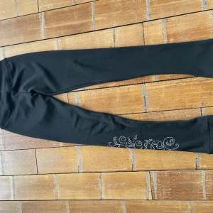 Kånståkningsbyxor - Säljer mina fina konståknings byxor på grund av att jag lagt av med sporten,dem är i mycket bra skick och är väldigt varma och fina. 