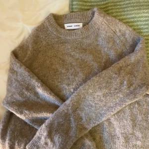 SAMSØE SAMSØE Tröja Neta Crew Neck  - Stickad tröja i avslappnad modell i färgen Wind Chime  Storlek S Material 89% Alpacka och 11% polyamid  Väldigt bra skick utan några anmärkningar alls! 