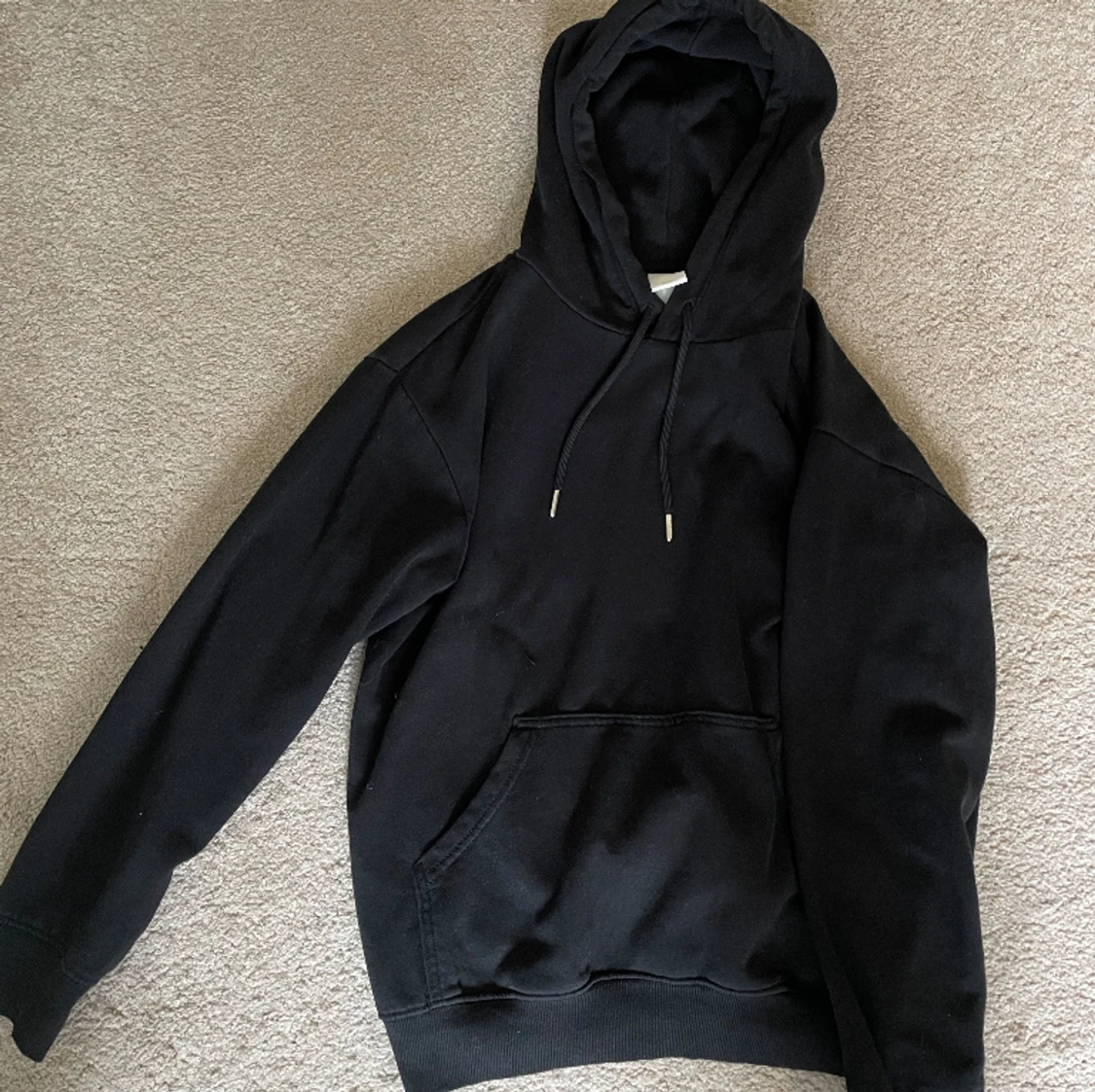 Svart hoodie