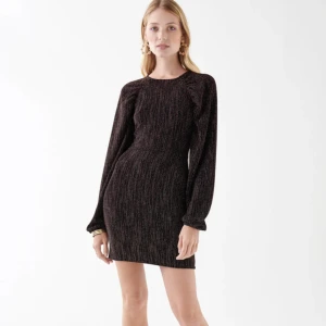 Klänning - Glittrig klänning från gina tricot i så fina färger. Perfekt till fest. Köpt för 499 kr. Storlek XS, endast använd 1 gång. Säljer då den är för liten för mig. Inga defekter. 