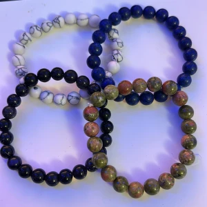 Pärlarmband  - Tja, måste göra mig av med mina pärlarmband eftersom dom inte kommer till användning, säljer dom billigt.  1 armband: 30kr 2 armband: 40kr 3 armband: 45kr 4 armband: 50kr 10/10 skick, 