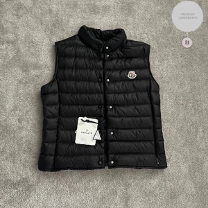Moncler väst - Dam väst från Moncler, har inte skador eller tecken på användning. Storleken är 2 i västen men passar mig som är S/M! Skriv gärna prisförslag! 