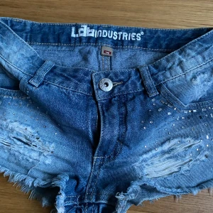 Jättesnygga jeansshorts - Tycker om dessa så mycket men nu har de tyvärr blivit för små. De är i en liten storlek, men de passade mig tills jag var ca 150 cm. Det är bara nu som de blivit lite korta & små i midjan då jag är 152. De sitter lågmidjat.