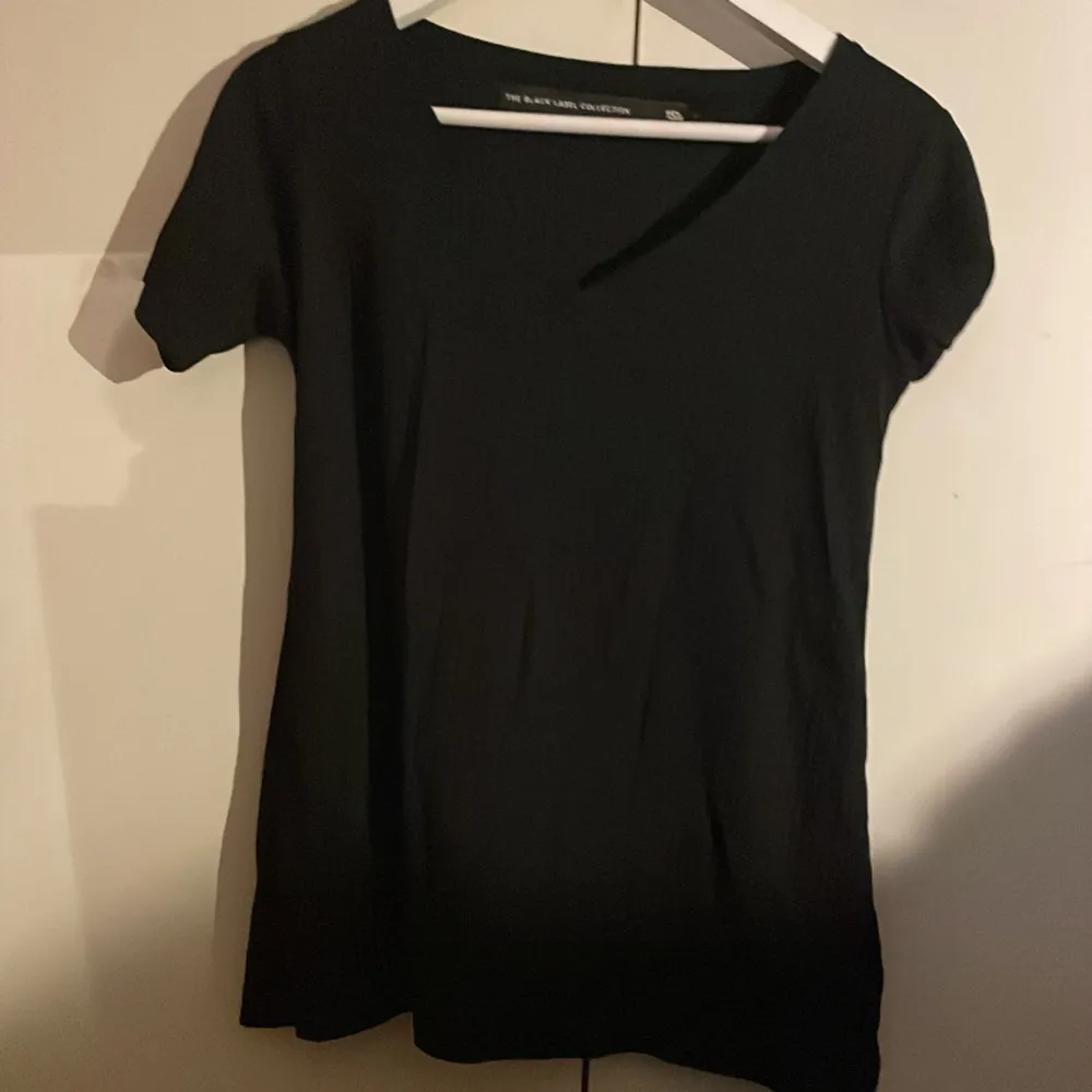 Ribbad Tshirt från lager 157 Är storlek XS men skulle säga den även passar som S och M eftersom den är ganska stretchig . T-paidat.