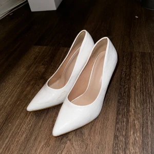 Klackskor vita - Ett par vita klackskor, osäker vart de är köpt då det var ett tag sen, använda en gång på en avslutning, därav defekterna. Inte provat tvätta av fläcken från bild 2! De är rätt små i storleken. Priset kan diskuteras!☺️💕