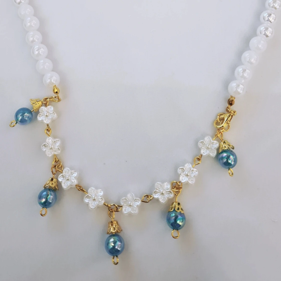 Vitt skimrigt halsband 