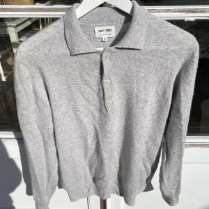 Soft Goat Kashmir Långärmad Piké  - Hej, säljer en grå långärmad pike från Soft Goat. 100% Kashmir och slutsåld på deras hemsida. Nypris 2900kr. Använt skick, lite noppor som lätt kan lösas med maskin. Storlek M men passar även S. Hör av dig vid intresse. Pris kan diskuteras. Hörs!