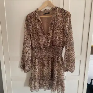 Säljer denna fina leopard klänningen med volanger från zara då den inte kommit till användning på de senaste. Endast använd några gånger så den är i väldigt bra skick!🫶🏼