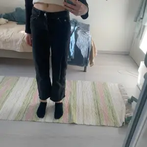 Svarta baggy jeans med hög midja. Säljer då dom är för korta för mig som är cirka 165 cm. Jeansen är använda en del men är fortfarande i bra skick och har inga defekter.