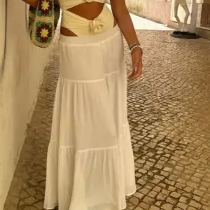 En fin vit kjol från Stradivarius,storlek L💘pris går som alltid att diskutera💘