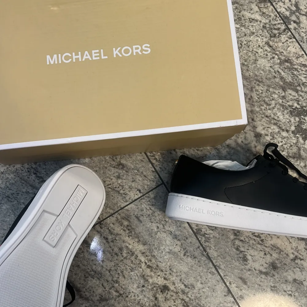 Michael kors damskor skor köpta för 1500 oanvönda ingen skada och helt orörda storlek 39 men passar även 38. Skor.