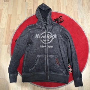 Zip up hoodie - En unik sprillans ny hard rock café zip up hoodie med fina detaljer längs med fickan.