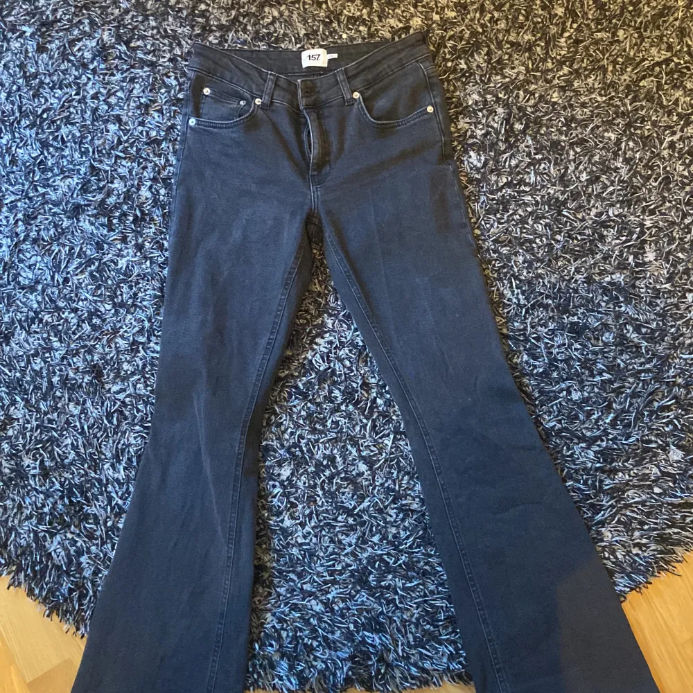 Säljer dessa bootcut jeans från Lager 157! Perfekt skick, använda några gånger! Passar lite längre personer, då jag är 173 cm o de når ner till marken! Använd gärna köp nu💕. Jeans & Byxor.