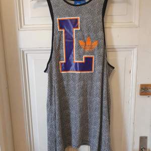 Adidas Lakers Tankdress i storlek XS med lapparna kvar. Fastsydd bandeau-top i klänningen. Nypriset ligger runt 500 kr. 