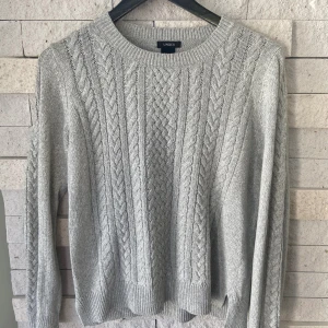 LINDEX kabelstickad tröja (M) - Den sköna och alltid stilsäkra kabelstickade tröjan är ett användbart och tidlöst plagg i varje garderob. Med sin mjuka, inte alltför tjocka, stickning passar tröjan lika bra året om. Aldrig använt, storlek M 🤍