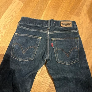 Lågmidjade Levis jeans - Jättesnygga skinnyjeans som är lite lösare nere i benen. Innebensmåttet är 77cm och midjemåttet är 72cm. Köparen står för frakten‼️